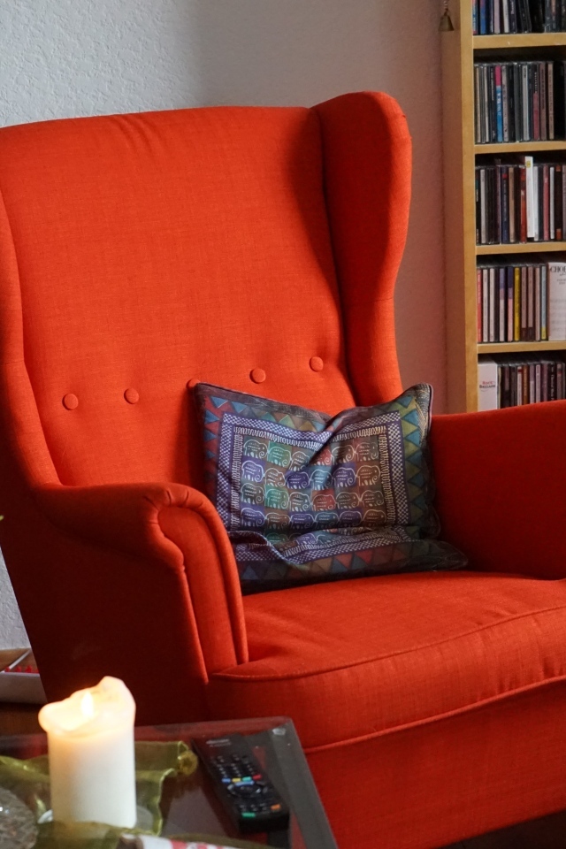 Большое красное кресло в комнате