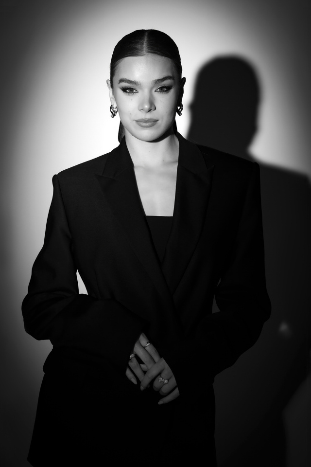 Черно-белое фото актрисы Хейли Стейнфилд