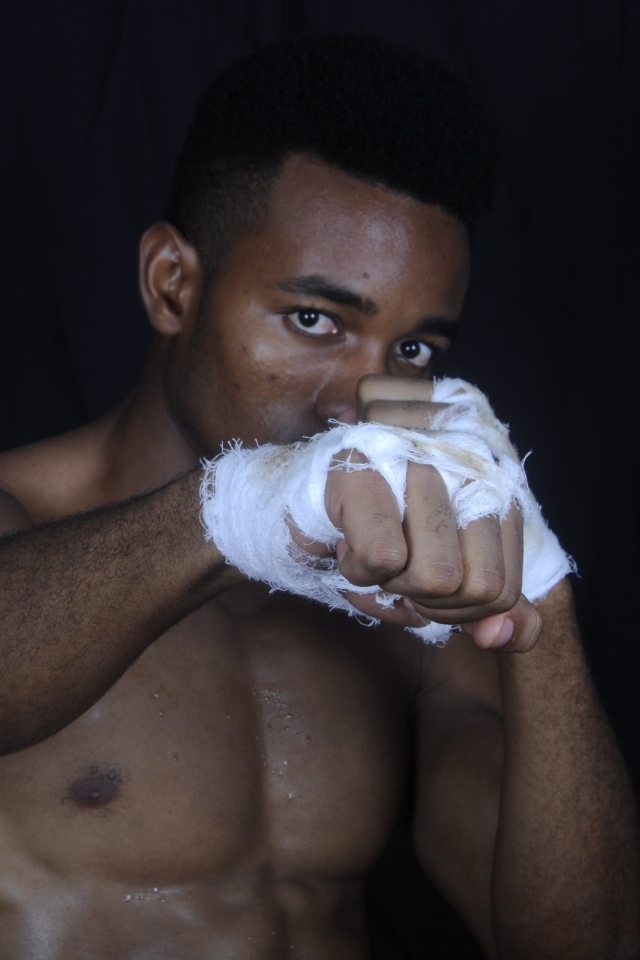 Темнокожий мужчина боксер 