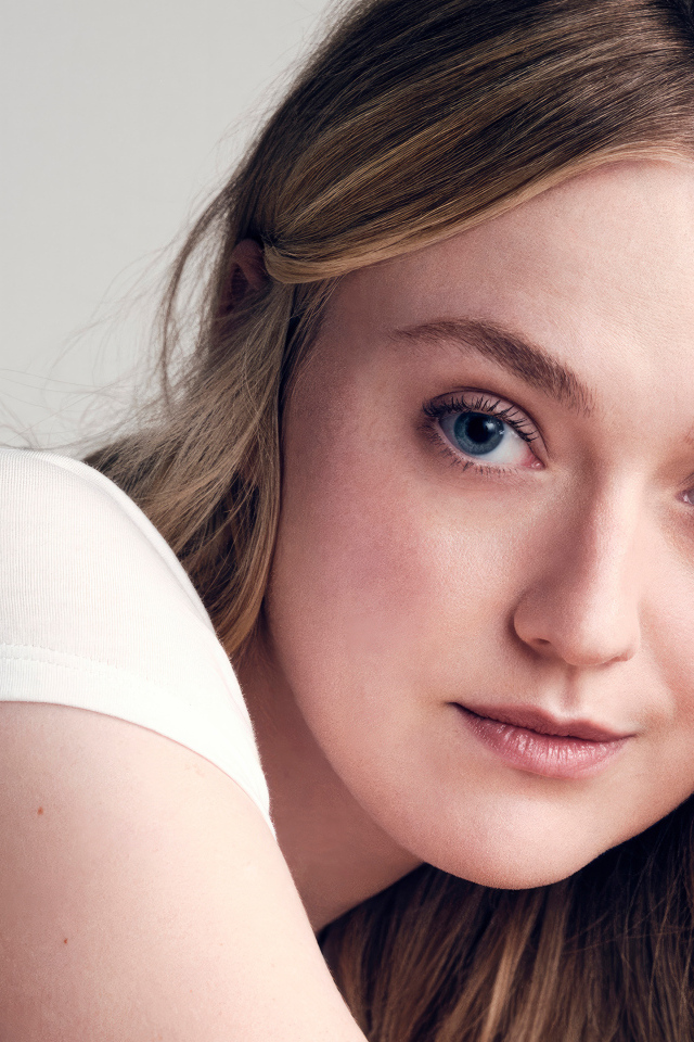 Голубоглазая актриса Дакота Фэннинг крупным планом