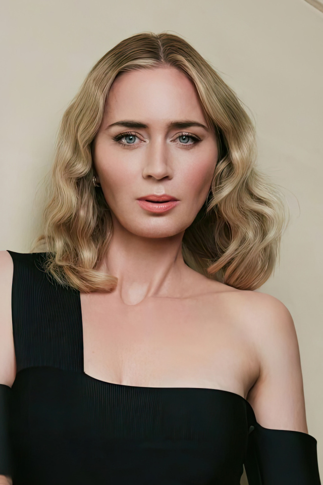 Голубоглазая блондинка Эмили Блант в черном платье