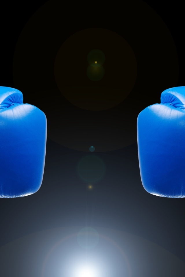 Синие боксерские перчатки на черном фоне