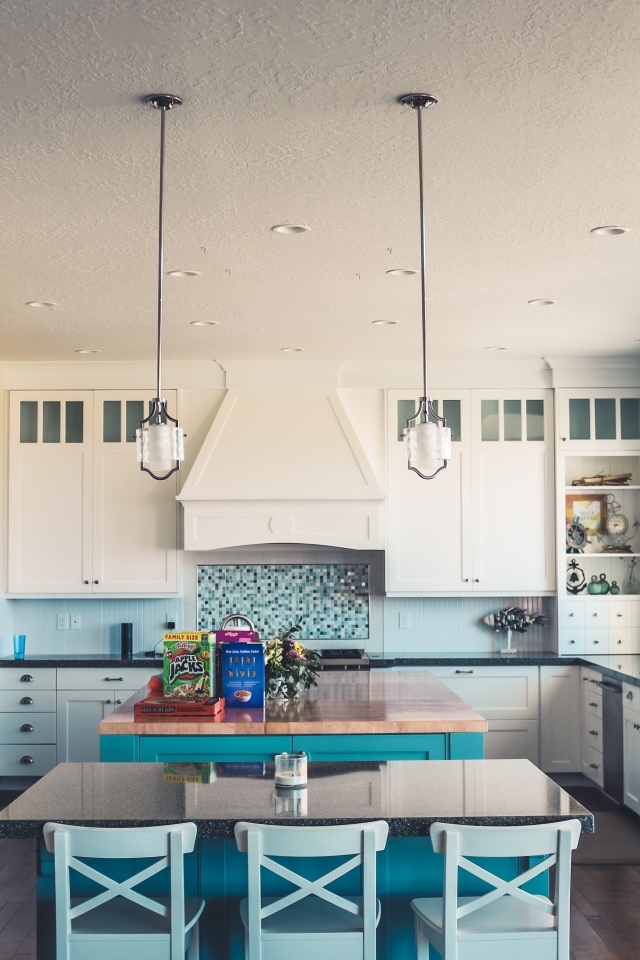 Голубая мебель в большой кухне