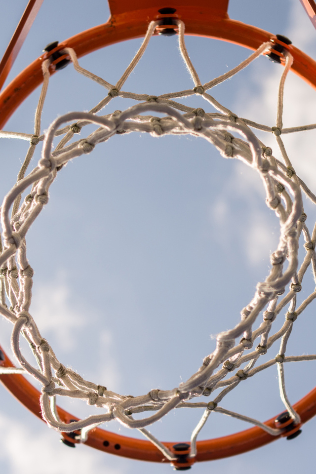 Вид снизу на баскетбольное кольцо