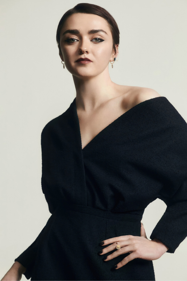 Яркая актриса Мэйси Уильямс в черном платье