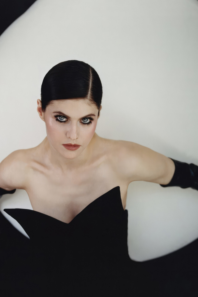 Яркая девушка брюнетка актриса Александра Даддарио