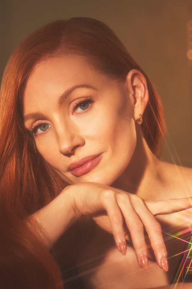 Яркая рыжеволосая девушка актриса Джессика Честейн