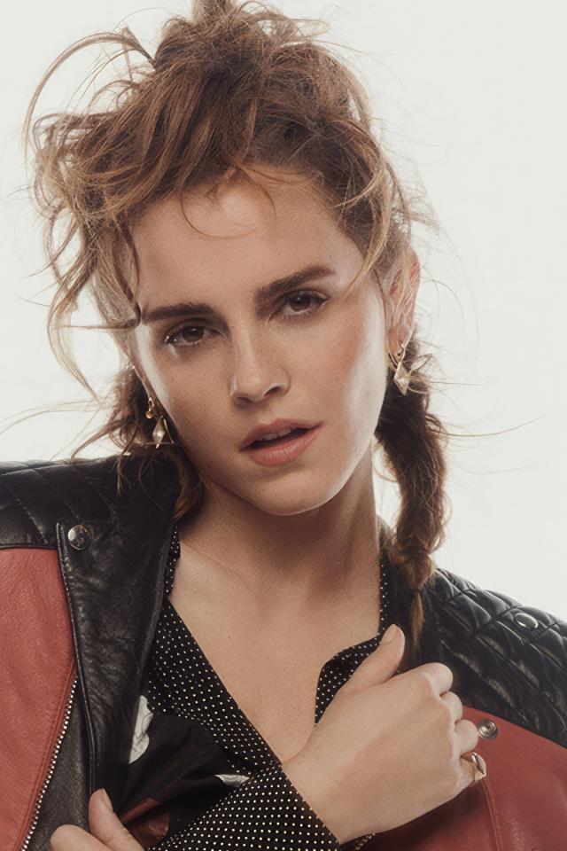 Кареглазая актриса Эмма Уотсон в куртке