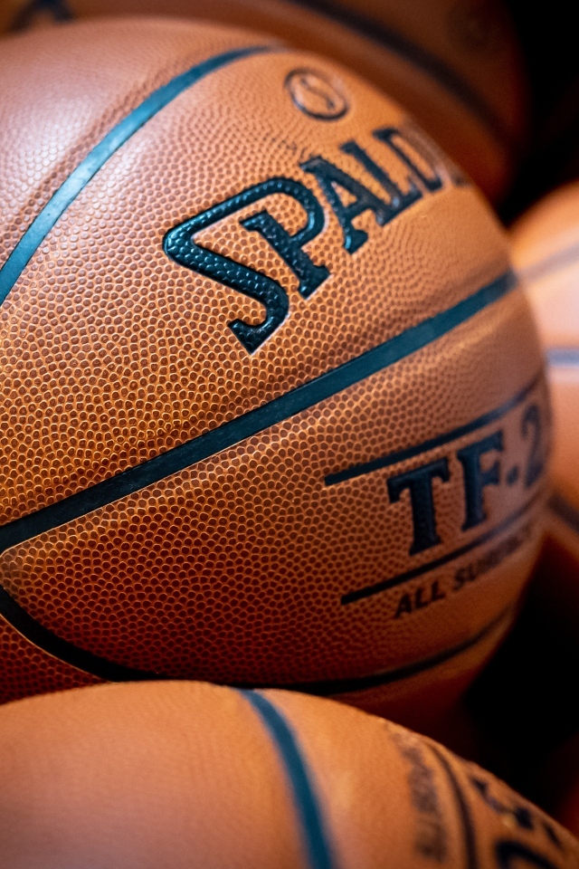 Коричневые кожаные баскетбольные мячи крупным планом