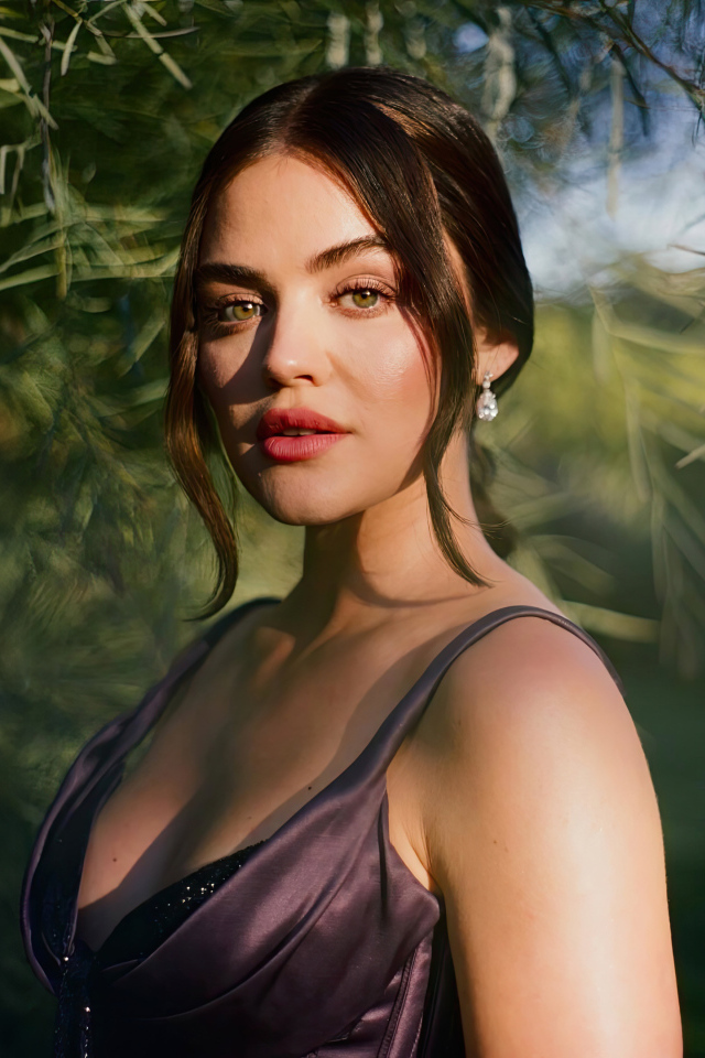 Брюнетка Люси Хейл в лучах солнца