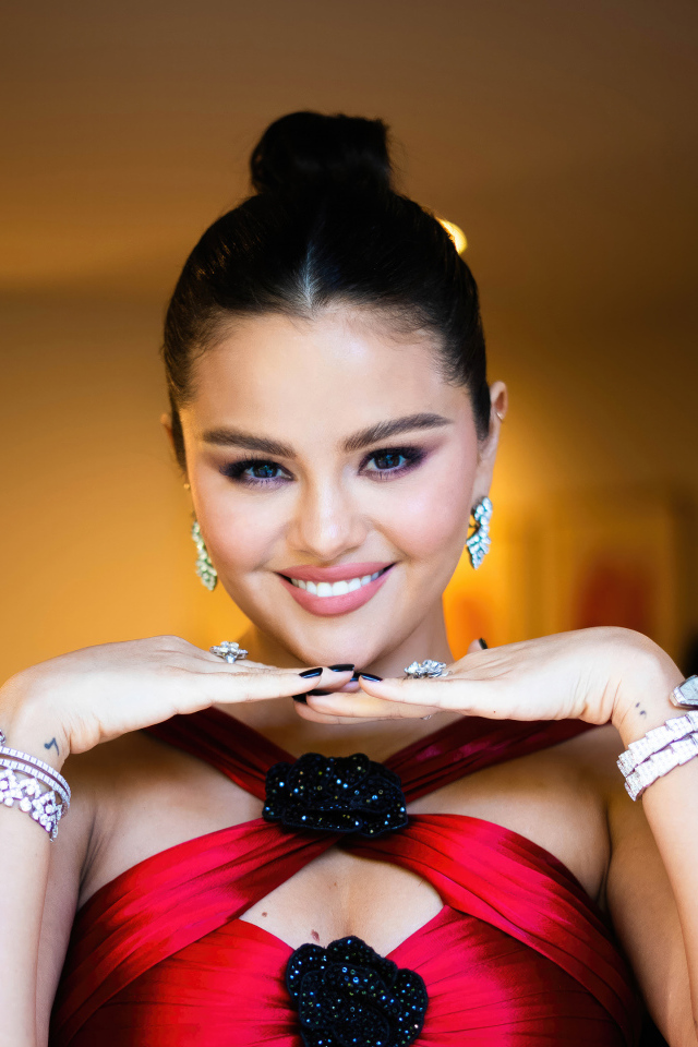 Очаровательная улыбка молодой девушки Селены Гомес