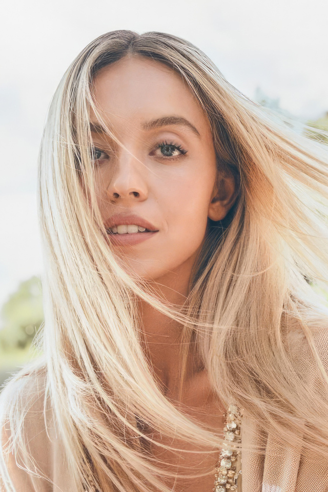 Милая блондинка с длинными волосами Сидни Суини