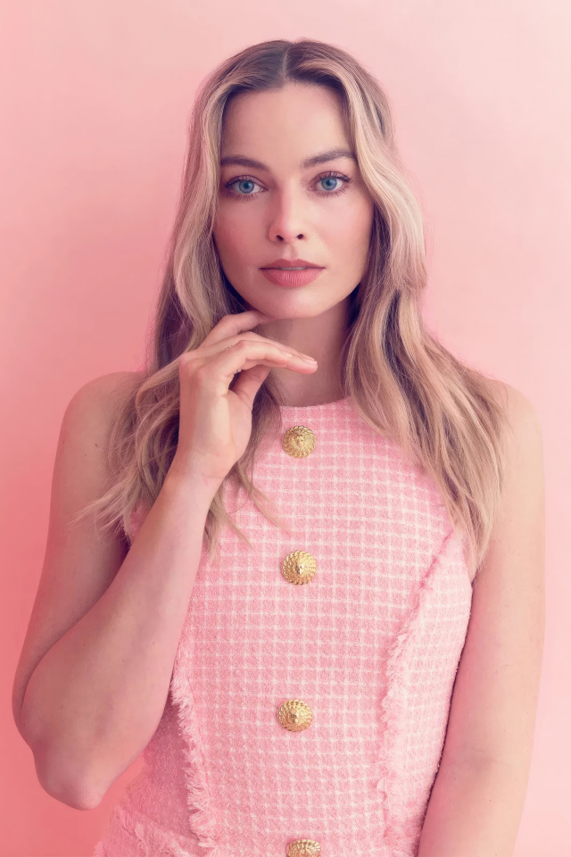 Милая голубоглазая блондинка Марго Робби на розовом фоне