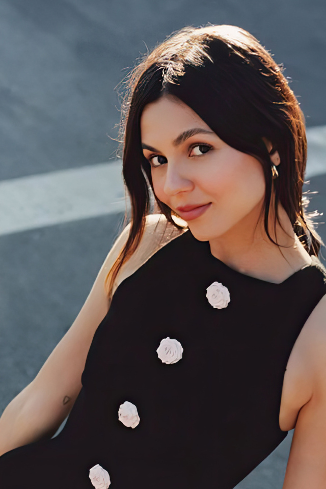 Милая кареглазая брюнетка актриса Виктория Джастис