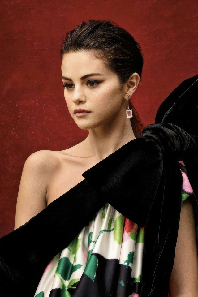 Милая кареглазая девушка актриса Селена Гомес