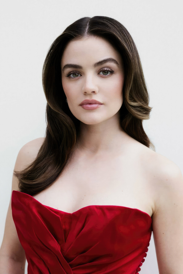 Милая брюнетка актриса Люси Хейл в красном платье