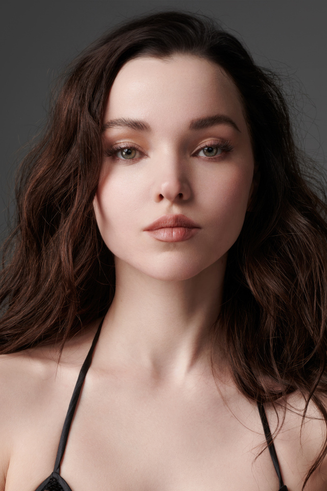 Милое лицо девушки Дав Кэмерон на сером фоне