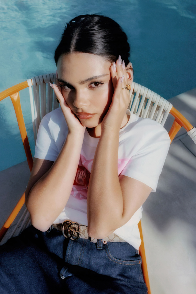 Милая девушка Ариана Гринблатт на кресле у бассейна