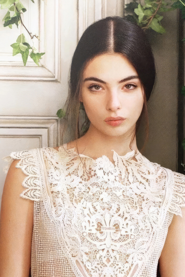 Милая девушка Дева Кассель стоит у стены