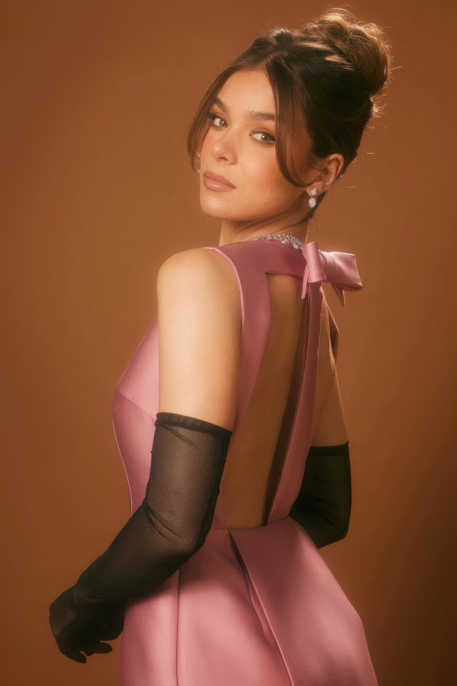 Милая девушка актриса Хейли Стейнфилд в розовом платье