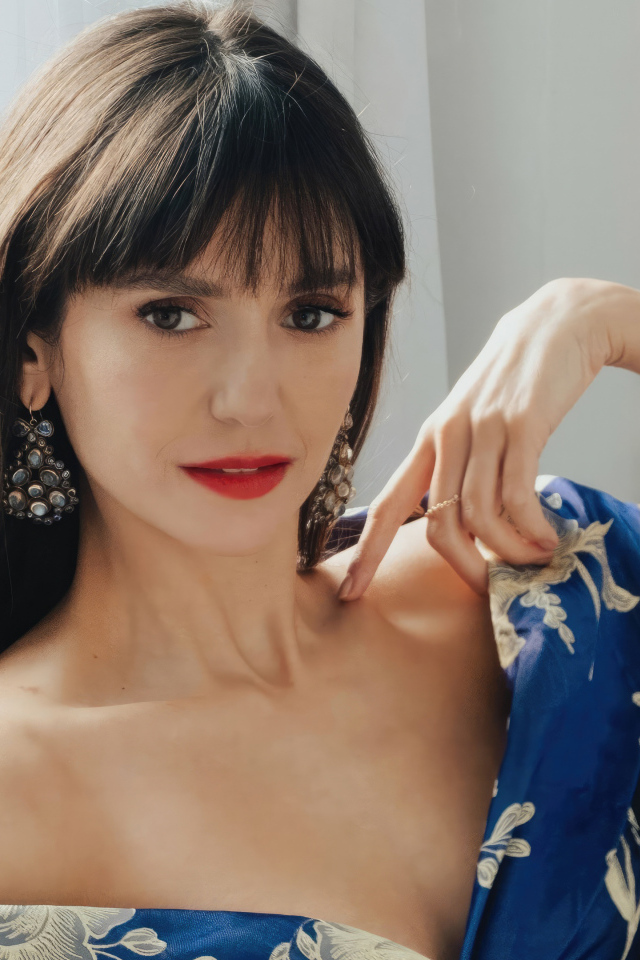 Милая девушка актриса Нина Добрев на диване