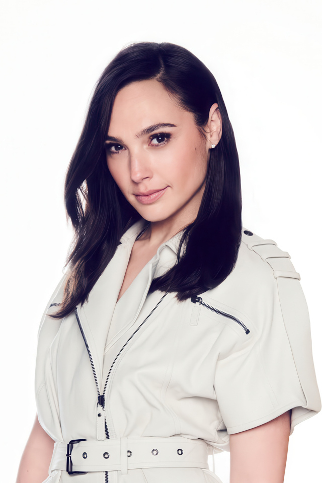 Милая улыбающаяся кареглазая актриса Галь Гадот на белом фоне