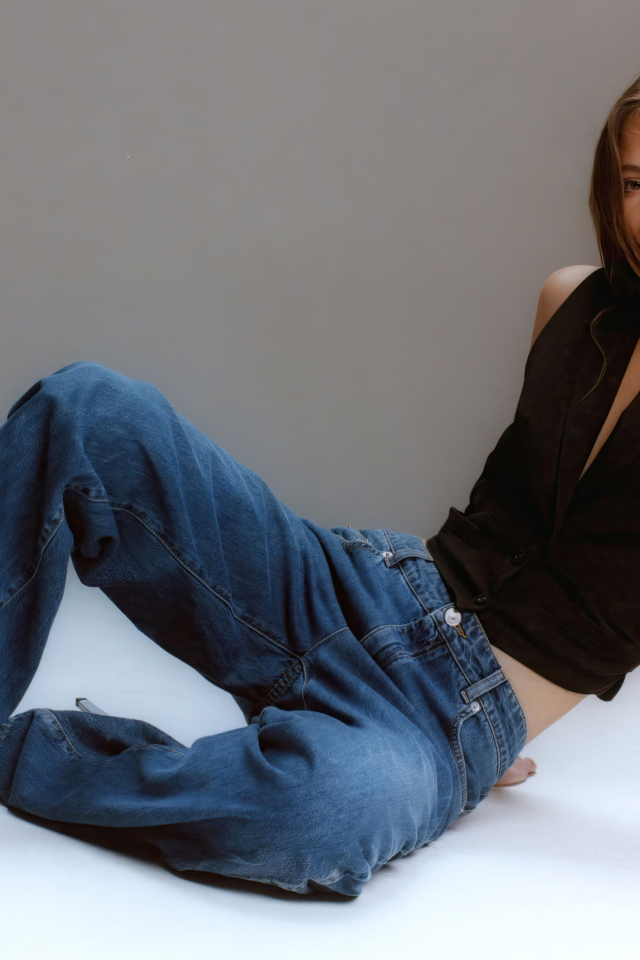 Английская актриса Фрейя Аллан в джинсах