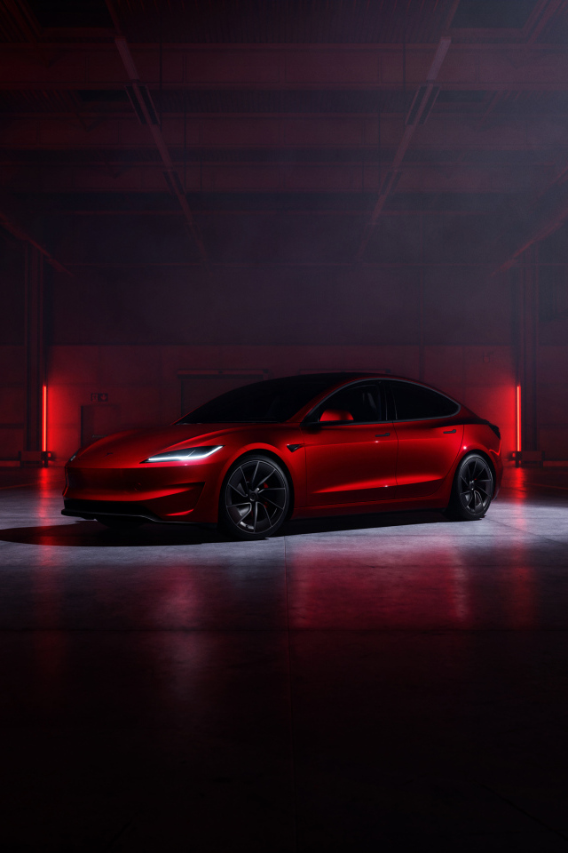 Дорогой красный автомобиль Tesla Model 3 Performance 2024 года