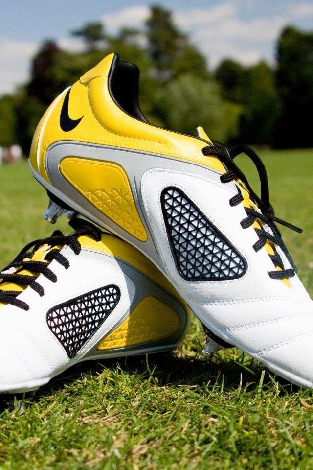 Футбольные бутсы на зеленой траве