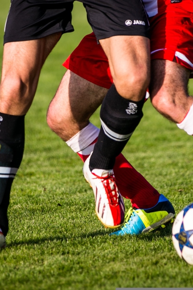 Футболисты играют в футбол на поле