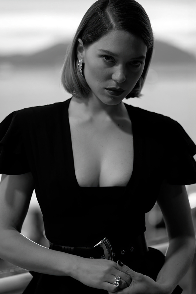 Французская актриса Леа Сейду черно-белое фото