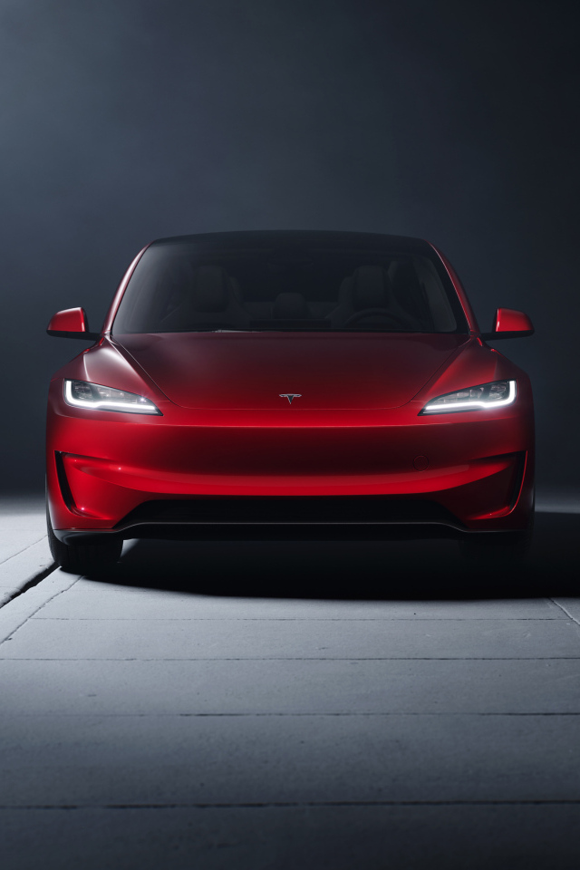 Вид спереди на красный автомобиль Tesla Model 3 Performance 2024 года