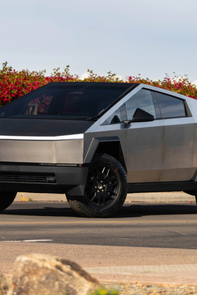 Футуристический серебристый автомобиль Tesla Cybertruck 2024  года