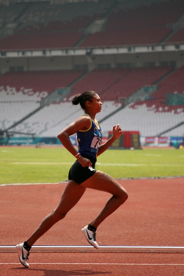 Девушка бегун на стадионе