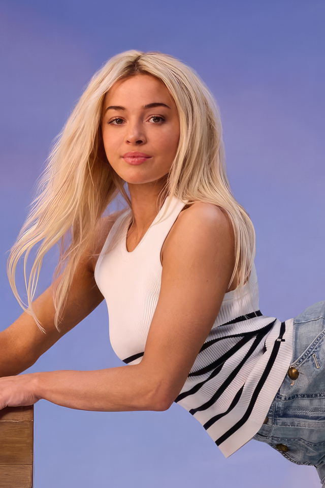 Гимнастка Ливви Данн делает растяжку