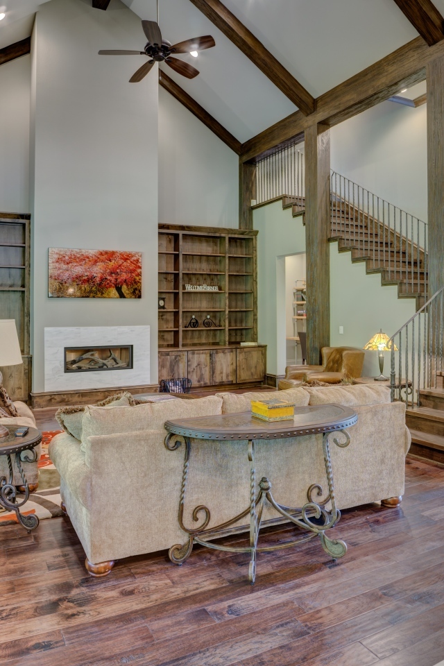 Высокая лестница на второй этаж в доме 