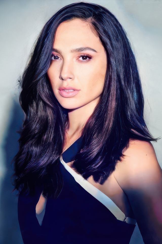 Жгучая брюнетка Галь Гадот в свете софитов