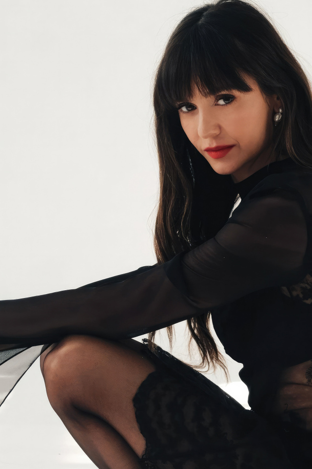 Жгучая брюнетка актриса Нина Добрев