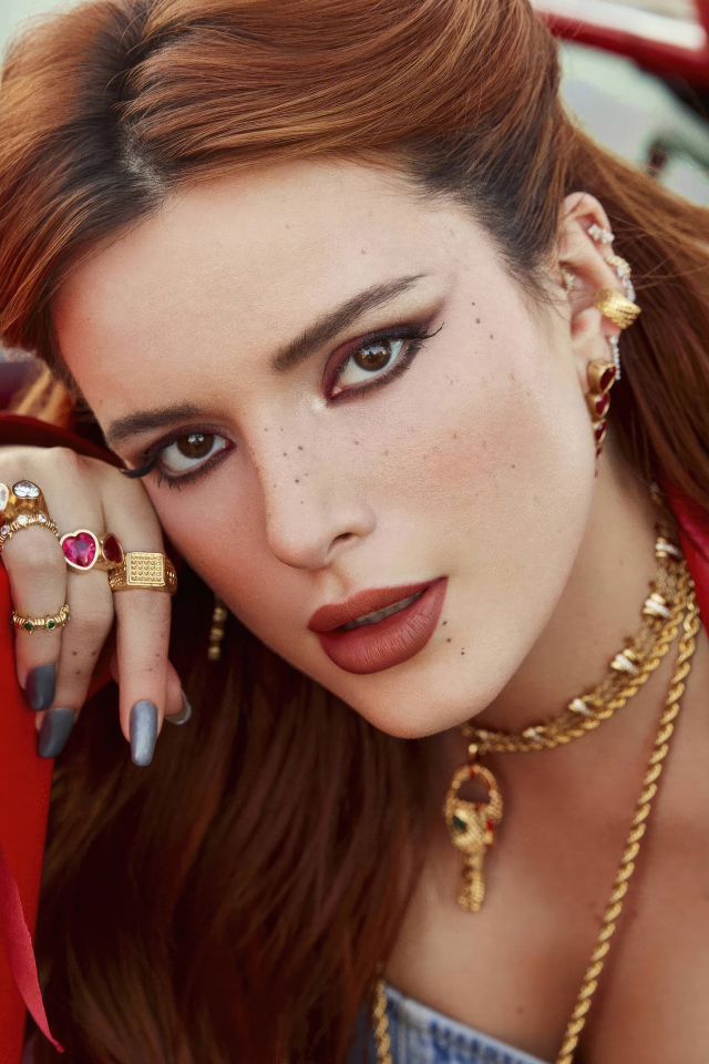 Жгучая рыжеволосая актриса Белла Торн