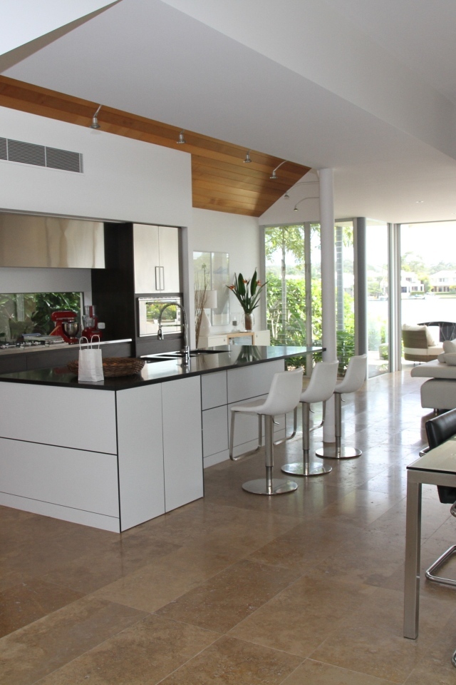 Кухня с белой мебелью и большим окном