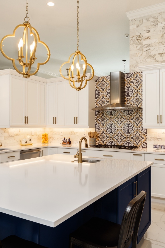 Большая светлая кухня с встроенной техникой