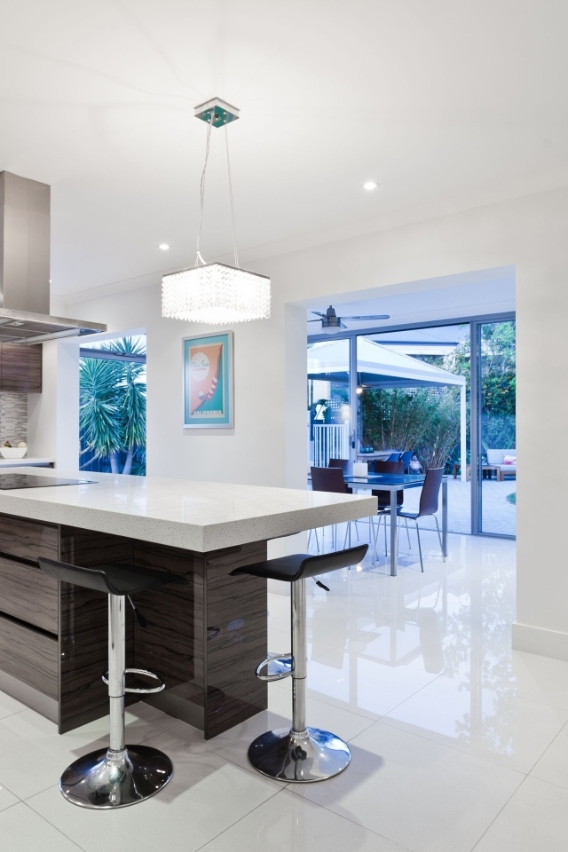 Большая просторная кухня загородного дома