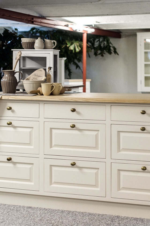 Большой белый комод в комнате