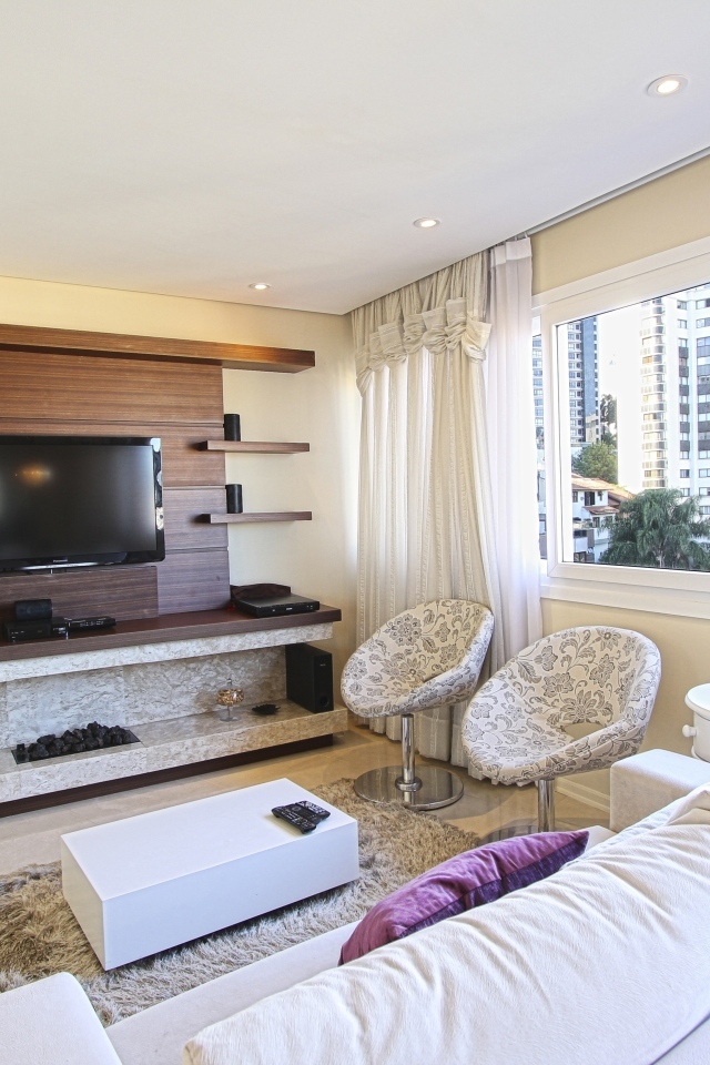 Большой белый диван в гостиной комнате