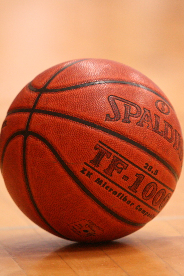 Кожаный мяч на баскетбольном поле