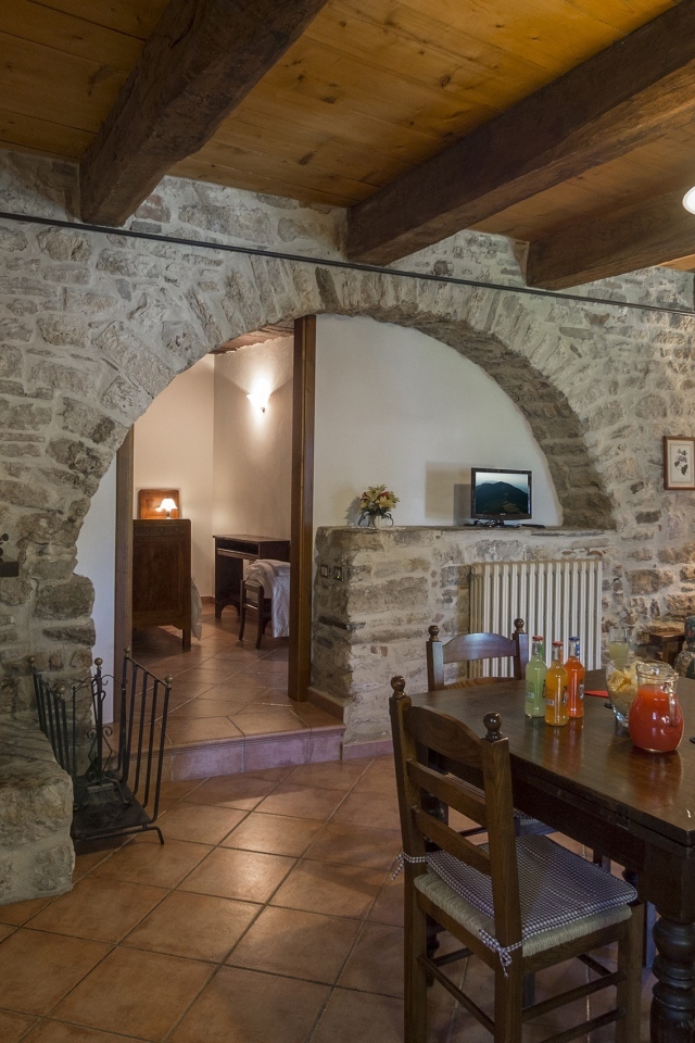 Гостиная в стиле лофт с камином