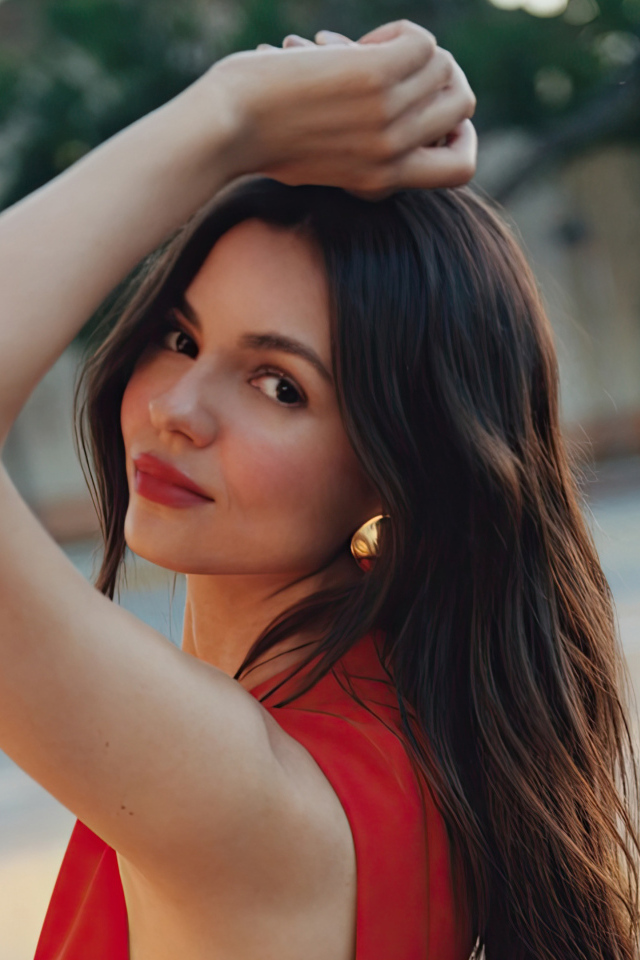 Длинноволосая брюнетка Виктория Джастис в красном