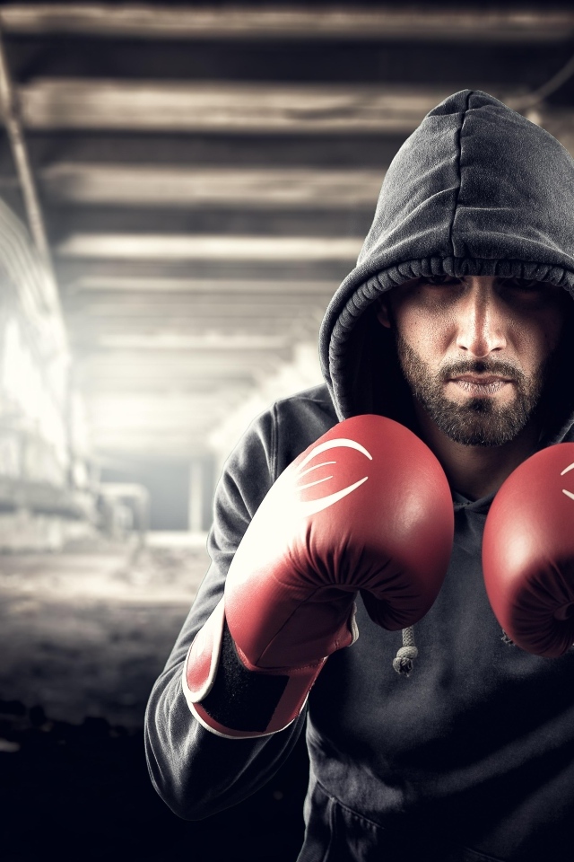 Мужчина с красных боксерских перчатках