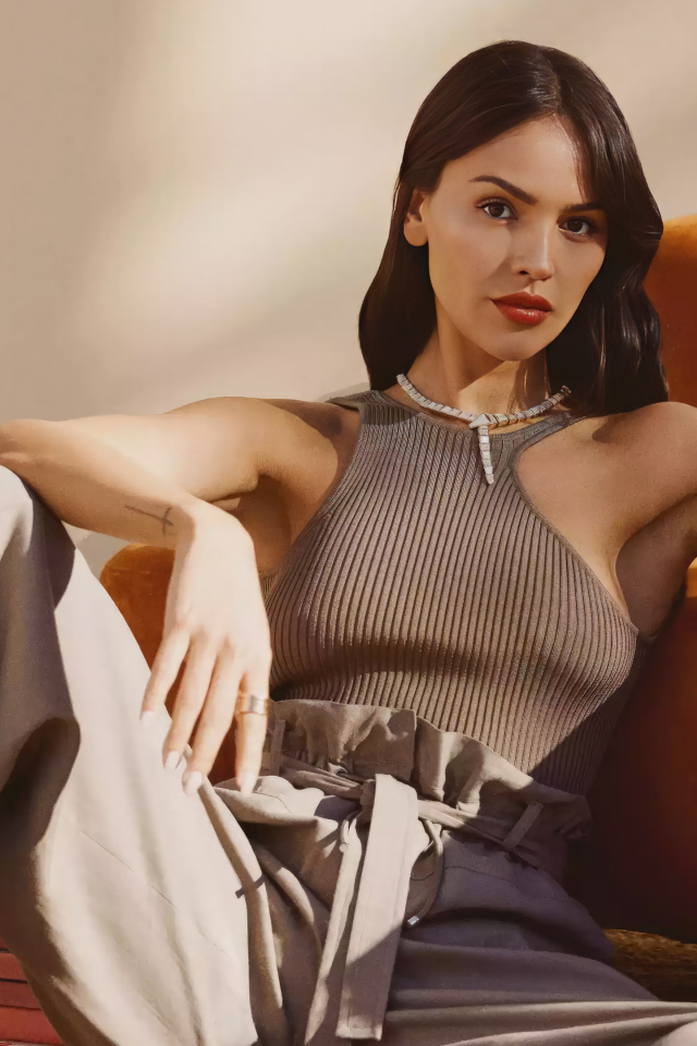 Мексиканская актриса Эйса Гонсалес сидит на полу у дивана