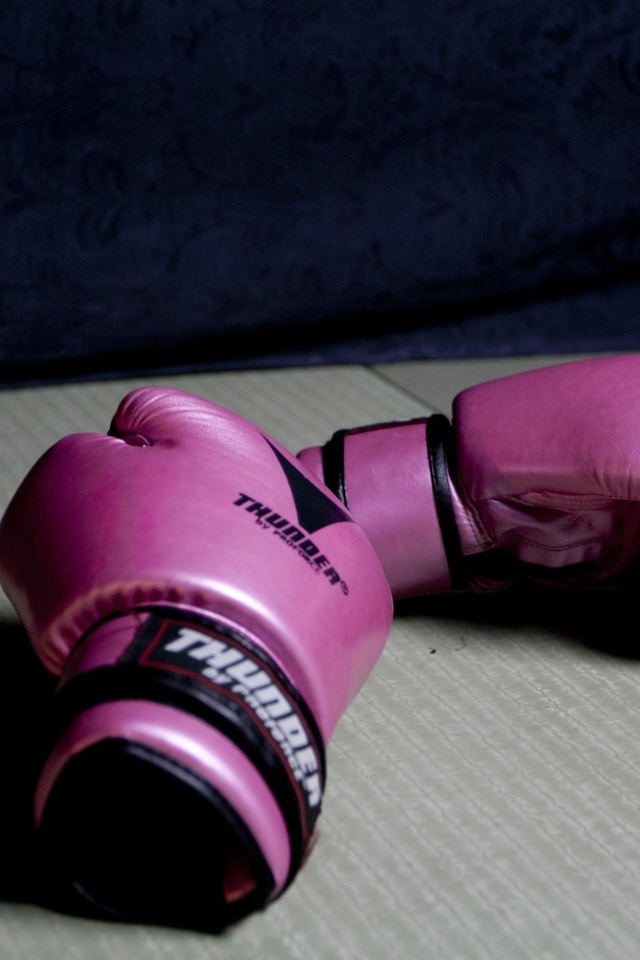 Розовые боксерские перчатки на столе 